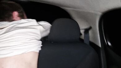 Puta, fica de joelhos no assento de trás carro. Não te mexas!vou meter esporra no teu cu!