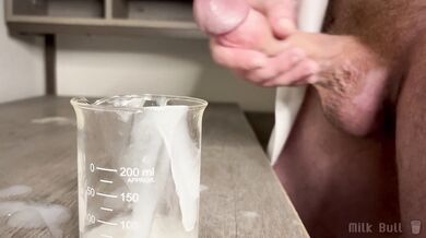 Hung Sperm God Shoots Out 100 mL of Cum In One Session